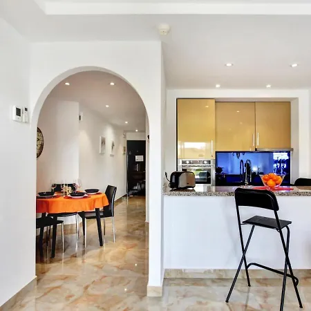 Zen Holidays, Heated Pool, Air Con, Terrace דירה